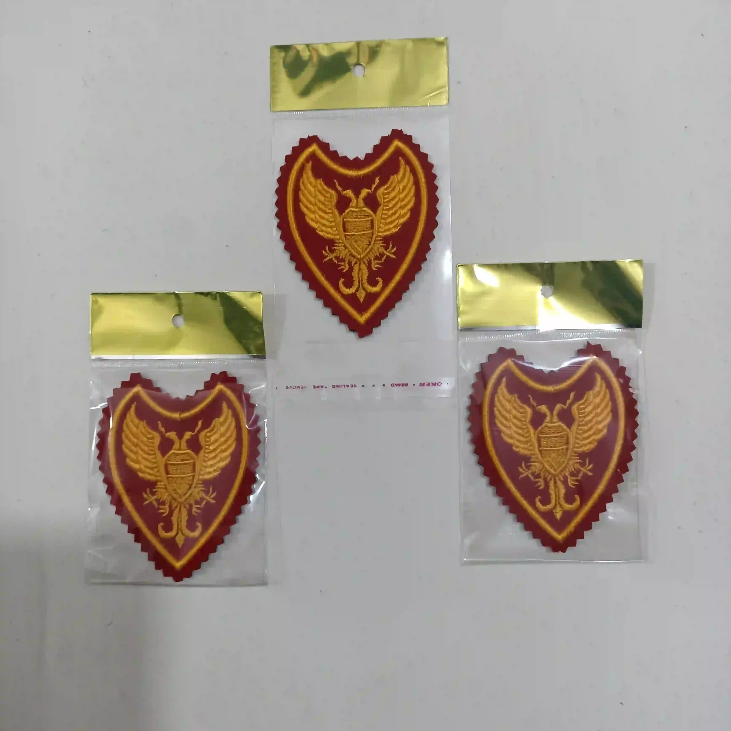 sharayet_sakht_tamam_talayi_parche_makhmal_ghermez